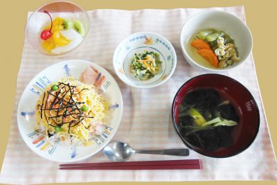 介護食の栄養バランスの取れた食事。複数の小鉢と汁物が配置された献立